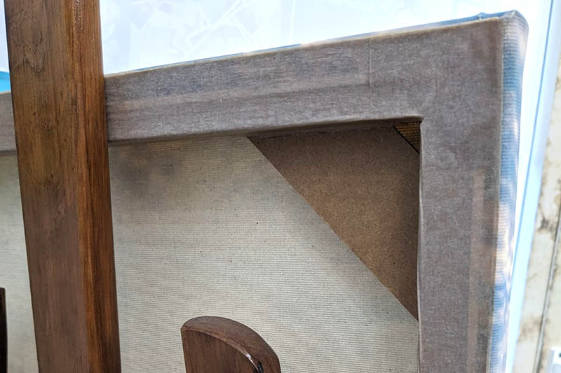 Reverso del lienzo mostrando el bastidor de madera y el tensado del lienzo